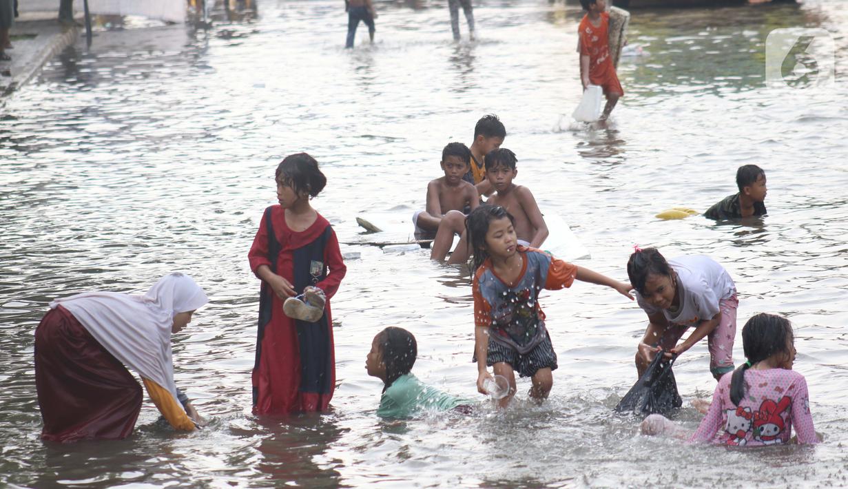  FOTO  Keceriaan Anak  Anak  Pesisir Bermain  Air Banjir Rob 