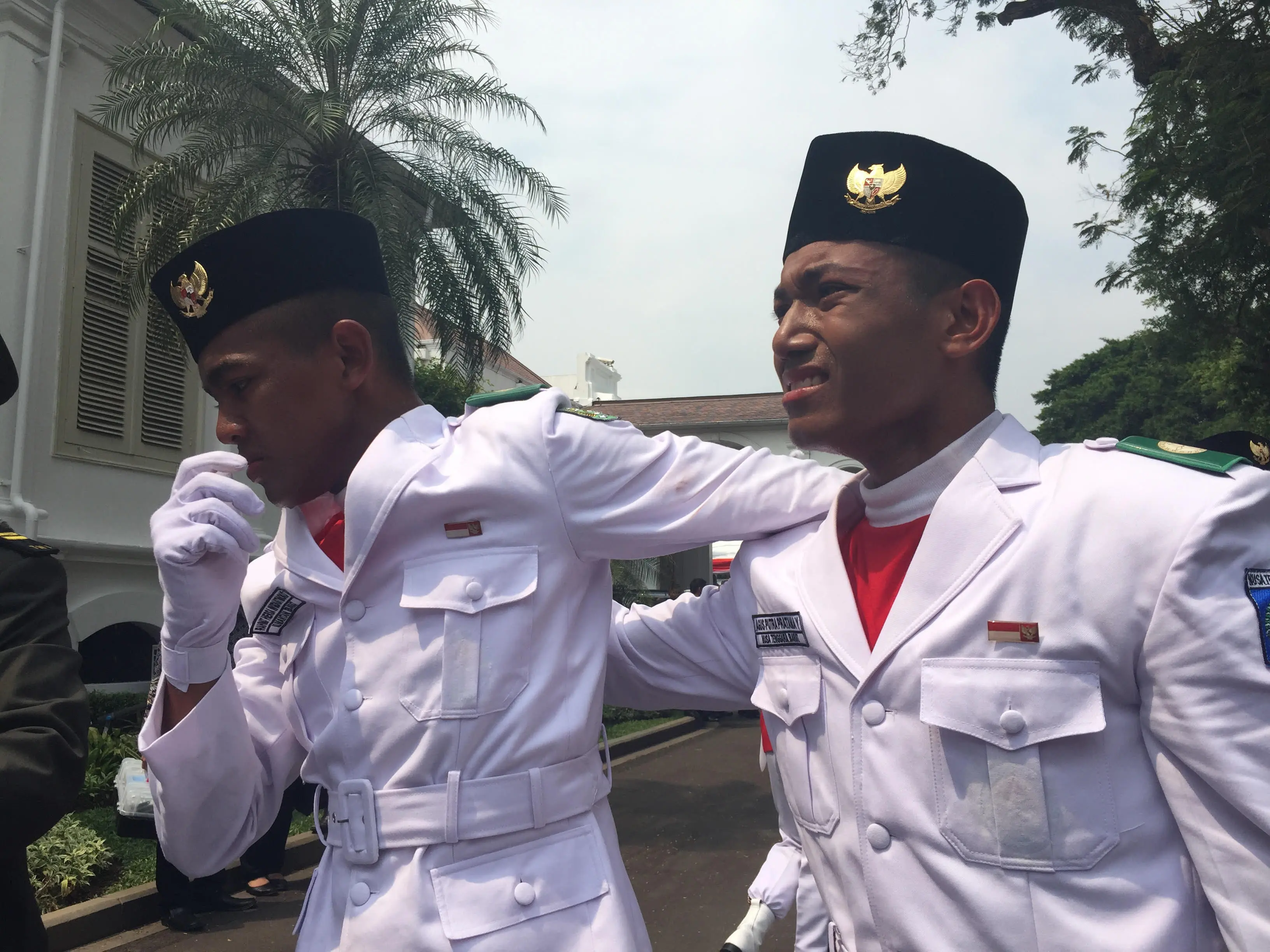 Tangis haru Hersa Widiatmoko Paskibraka mewakili Provinsi Kalimantan Barat usai sukses mengibarkan bendera merah putih (Liputan6.com/Lizsa Egeham)