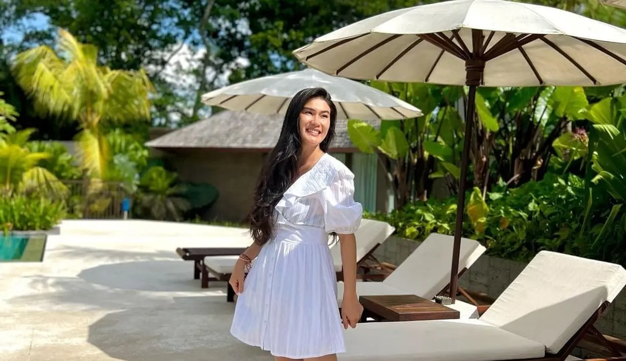 Inilah potret Stevie Agnecya terlihat semakin bahagia dengan kehidupan barunya. Model sekaligus seorang ibu ini kerap membagikan momen liburan bak sosialita. Meski kerap pamer lokasi liburan yang mewah, namun para penggemarnya kerap menyoroti penampilan Stevie. (Liputan6.com/IG/@steviagnecya)