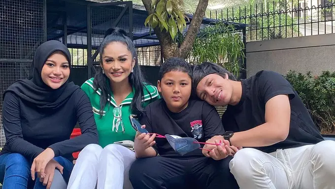 7 Potret Krisdayanti Jenguk Aurel Hermansyah dan Atta Halilintar, Akrab Bareng Kellen