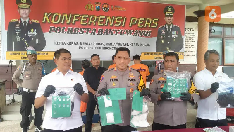 Kapolresta Banyuwangi Kombespol Rama Samtama Putra  tunjukan Barang bukti 1 Kilogram Narkoba (Hermawan Arifianto/Liputan6.com)