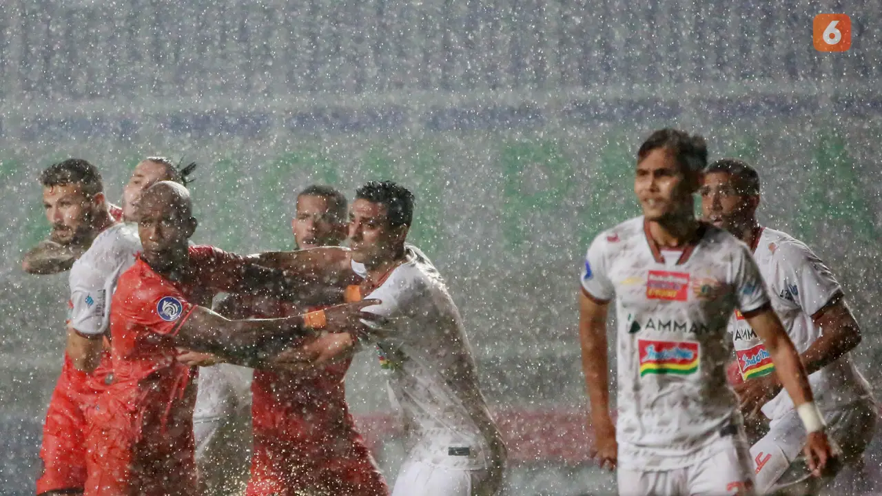 Foto: Sempat Dihentikan Akibat Hujan Deras, Laga Persiraja Kontra Persija di Pekan ke-6 BRI Liga 1 Tuntas 0-0 hingga Babak Pertama Usai