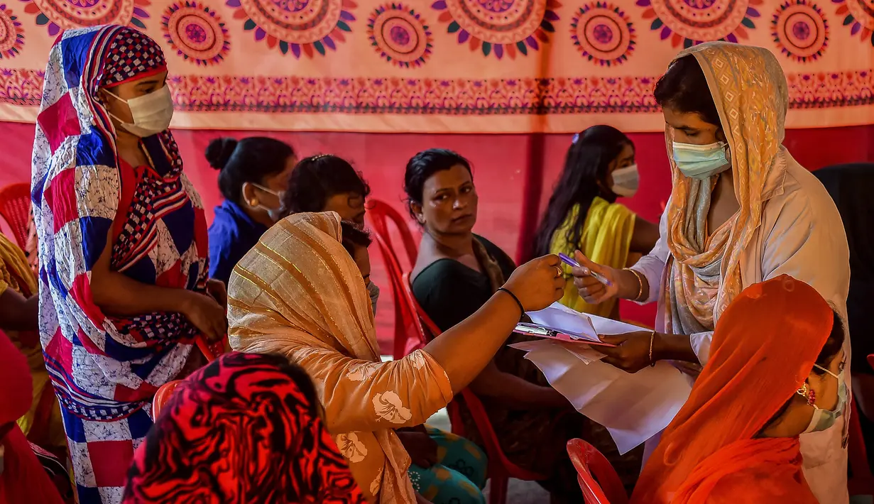 Petugas kesehatan mendata pekerja seks komersial (PSK) saat melakukan vaksinasi COVID-19 di Daulatdia, Bangladesh, 18 Agustus 2021. Bangladesh terus menggencarkan vaksinasi COVID-19, kegiatan ini turut menyasar para PSK di pusat prostitusi. (Munir Uz zaman/AFP)