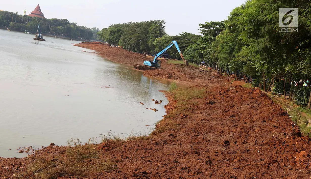 Pemandangan saat alat berat mengeruk lumpur di kawasan Setu Babakan, Jakarta, Senin (7/5). Selain untuk menambah daya tampung air, pengerukan juga sebagai salah satu langkah pencegahan banjir di Ibu Kota. (Liputan6.com/Immanuel Antonius)