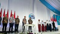 CEO FrieslandCampina Jan Derck van Karnebeek, Presiden Direktur Frisian Flag Indonesia, Berend van Wel, Direktur Jenderal Industri Agro Kemenperin Putu Juli Ardika meresmikan pabrik barunya di Cikarang Jawa Barat. (Tira/Liputan6.com)