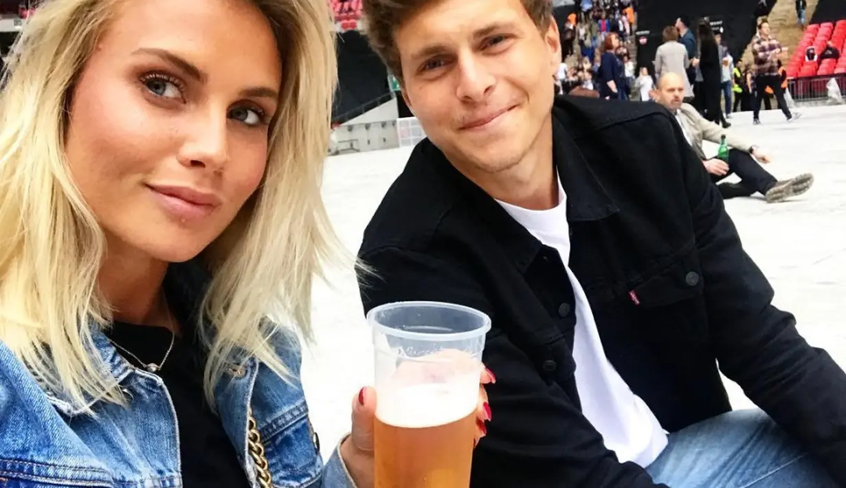 Maja Nilsson bersama suaminya yang juga Bek Manchester United, Victor Lindelof  berselfie di sebuah acara. Maja bekerja sebagai pakar pemasaran serta blogger dan penulis. (Instagram/ majanilssonlindelof)