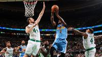Emmanuel Mudiay (0), mencetak 30 poin untuk membawa Denver Nuggets mengalahkan tuan rumah Boston Celtics dalam lanjutan musim reguler NBA 2016-2017 di TD Garden, Boston, Minggu (6/11/2016). (NBA)