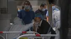 Warga diambil sampel lendir tenggorokan di tempat pengujian COVID-19 di distrik Chaoyang di Beijing, Selasa (14/6/2022). Pihak berwenang memerintahkan pengujian massal tiga hari di antara sekitar 3,5 juta penduduknya menyusul terdeteksinya ratusan kasus virus corona COVID-19 terkait dengan klaster bar 24 jam. (AP Photo/Andy Wong)