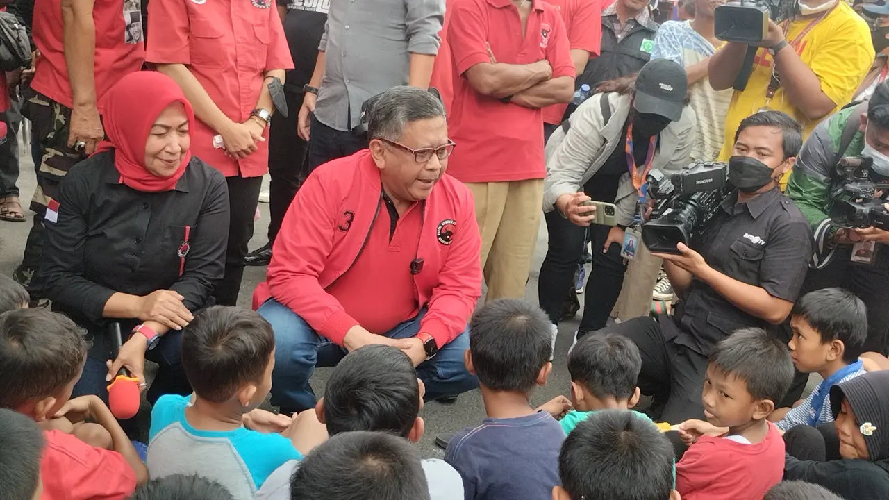 Sekjen PDI Perjuangan (PDIP) Hasto Kristiyanto hadir di acara Makan Bareng 10.000 Warga DKI Jakarta.
