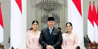 Jika sebelumnya, Annisa Pohan dan Almira tampil mengenakan kebaya biru saat pelantikan menteri periode sebelumnya. Kali ini keduanya tampil elegan dibalut kebaya warna pink. [@annisayudhoyono]