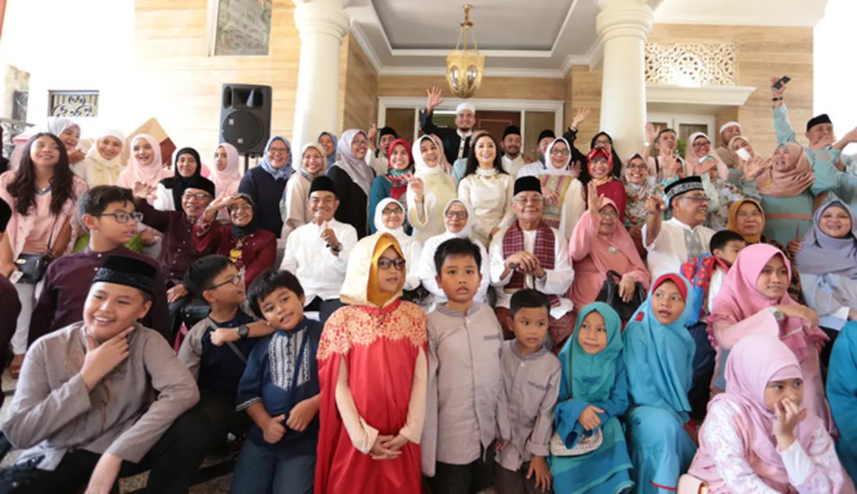 Biasanya kumpul keluarga di hari pertama dilakukan di kediaman Niki, namun pada tahun ini cukup berbeda lantaran mereka merayakan Idul Fitri ini di rumah sang tante, dan setiap tahun memang tempatnya selalu berubah. (Adrian Putra/Bintang.com)
