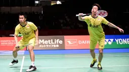 Ganda putra Indonesia, Kevin Sanjaya dan Marcus Gideon, berhasil mengalahkan ganda Jepang, Takuto Iniue dan Yuki Kaneko pada final Japan Open di Tokyo, Minggu (24/9/2017). Kevin/Marcus menang 21-12 dan 21-15 atas Iniue/Kaneko. (AFP/Toru Yamanaka)