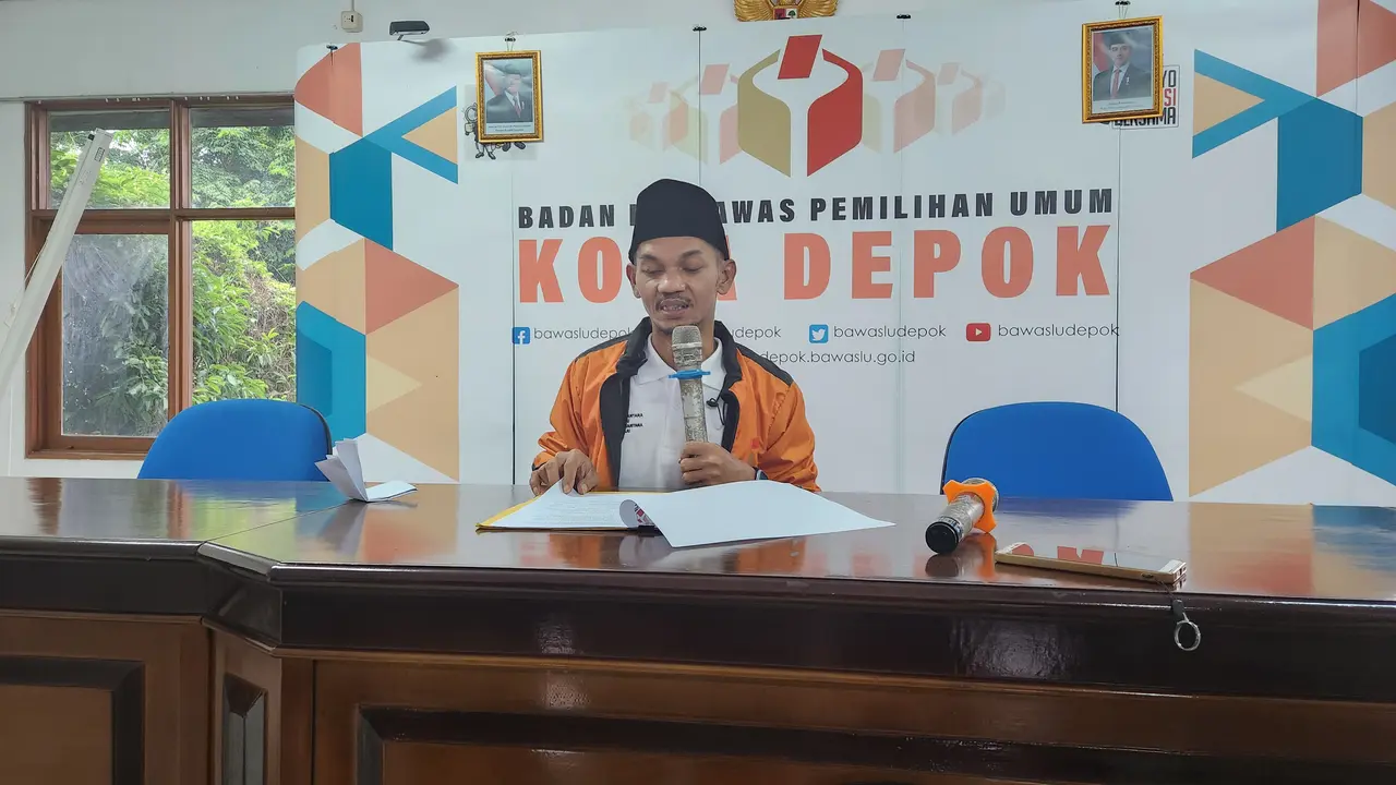 Koordinator Divisi Pencegahan, Partisipasi Masyarakat dan Humas Bawaslu Kota Depok, Andriansyah saat ditemui di kantor Bawaslu Depok.