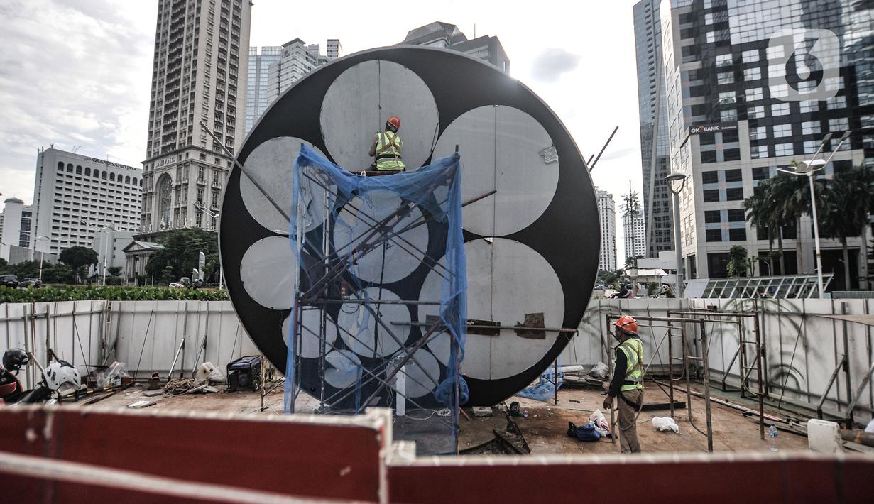 Pekerja saat menyelesaikan pembangunan Tugu Sepeda di Jalan Jenderal Sudirman, Jakarta, Senin (5/4/2021). Pembangunan tugu tersebut sebagai pengingat momentum penggunaan sepeda yang masif digunakan masyarakat Ibu Kota pada masa pandemi Covid-19. (merdeka.com/Iqbal S. Nugroho)