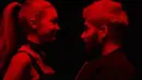 Salah satu adegan dalam video klip Zayn Malik " PILLOWTALK ". Keseluruhan isi dari video klip ini yaitu adegan ciuman antara Zayn dan Gigi, selain itu ada juga adegan yang menampilkan wanita tanpa busana. (REUTERS)