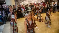 Penari berkostum tradisional menari dalam perhelatan Indonesia Menari 2019 di Grand Indonesia, Jakarta, Minggu (17/11/2019). Peserta terdiri dari perorangan, komunitas generasi milenial, pecinta tari, sanggar tari, sekolah, dan universitas di Indonesia. (Liputan6.com/Faizal Fanani)