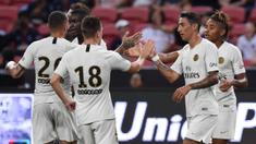 Para pemain Paris Saint-Germain (PSG) merayakan gol yang dicetak oleh Christopher Nkunku ke gawang Atletico Madrid pada laga ICC 2018 di Stadion Nasional Singapura, Senin (30/7/2018). PSG menang 3-2 atas Atletico Madrid. (AFP/Roslan Rahman)