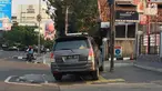 Mobil menutup sebagian badan trotoar di kawasan Jatinegara, Jakarta, Senin (24/9). Kondisi trotoar yang telah diperlebar Pemprov DKI Jakarta kini dipenuhi PKL dan parkir liar sehingga mengganggu kenyamanan pejalan kaki. (Liputan6.com/Immanuel Antonius)