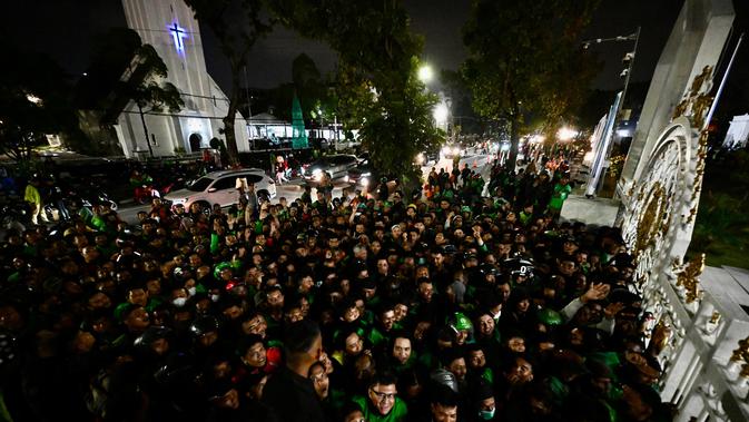 Prabowo Bagi-Bagi Sembako Saat Malam Takbiran di Medan