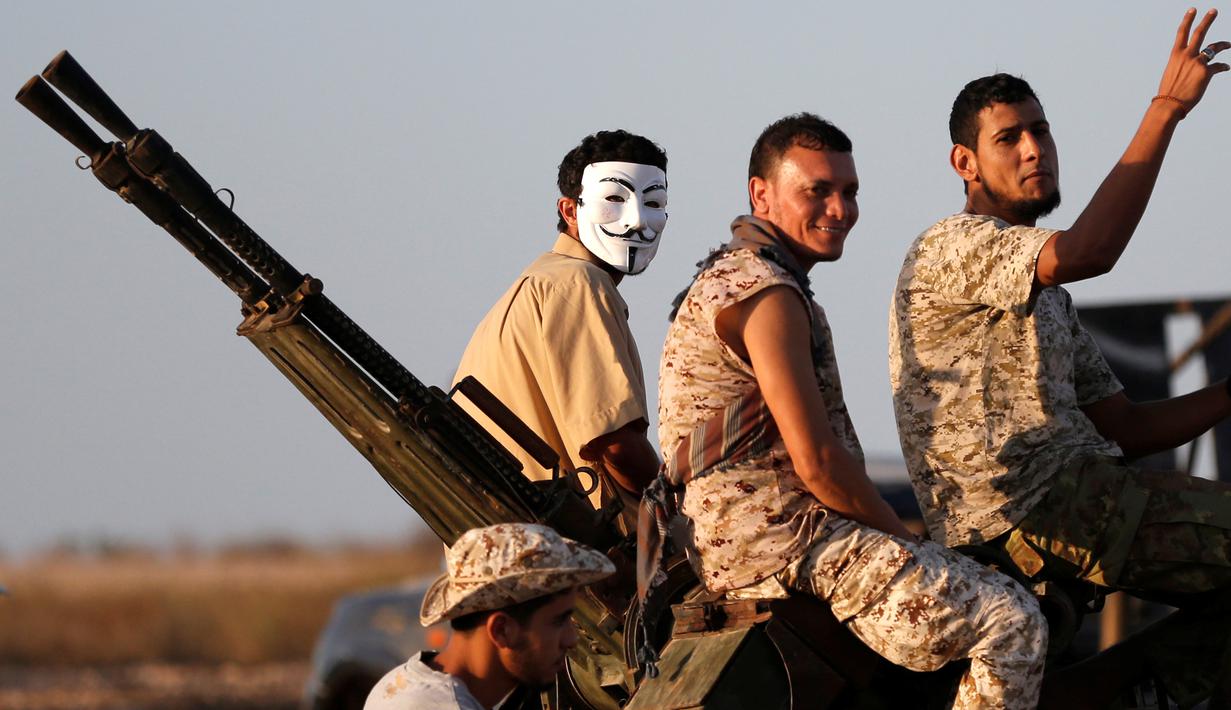 Sejumlah pasukan Libya yang berkoalisi dengan PBB saat bertempur dengan ISIS di Sirte, Libya, (4/8). Pasukan Libya yang bersekutu dengan PBB kembali bertempur dengan melancarkan serangan roket ntuk merebut kembali kota Sirte. (REUTERS/Goran Tomasevic) 