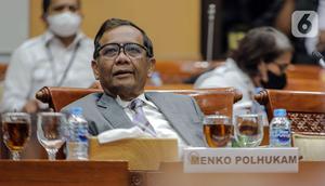 Menteri Koordinator Bidang Politik Hukum dan Keamanan (Menko Polhukam) Mahfud MD mengikuti Rapat Dengar Pendapat (RDP) dengan Komisi III DPR RI di Gedung Parlemen, Jakarta, Rabu (15/2/2023). Rapat membahas penjelasan DPR terhadap RUU Perubahan tentang Mahkamah Konstitusi (MK). (Liputan6.com/Faizal Fanani)