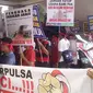 Ratusan pedagang simcard menggelar unjuk rasa di kantor DPRD Batam. Foto: (Ajang Nurdin/Liputan6.com)