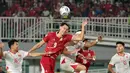 Penyerang Timnas Indonesia, Mitchell Baker (9), berduel udara dengan para pemain Vietnam pada laga ketiga Grup A Piala AFF 2026 di Stadion Pakansari, Bogor, Senin (3/8/2026) malam WIB. Mitchell Baker beberapa kali menjadi target umpan lambung skuad Garuda, namun gagal membawa Timnas Indonesia mencetak gol dalam laga yang berakhir dengan kekalahan 0-3 dari Vietnam. (Kapanlagi.com/Budy Santoso)