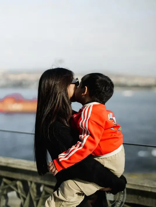 Momen liburan Fuji dan Gala semakin menarik saat keduanya sama-sama mengenakan outfit yang kompak dan stylish. [@fuji_an]