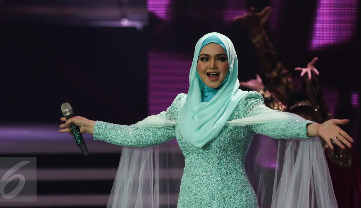 Siti Nurhaliza saat tampil di panggung Golden Memories International, Jakarta, Kamis (12/1). Kepada awak media, Siti Nurhaliza juga menceritakan rencana terbarunya untuk merilis lagu baru serta masa depan karier menyanyinya. (Liputan6.com/Yoppy Renato)