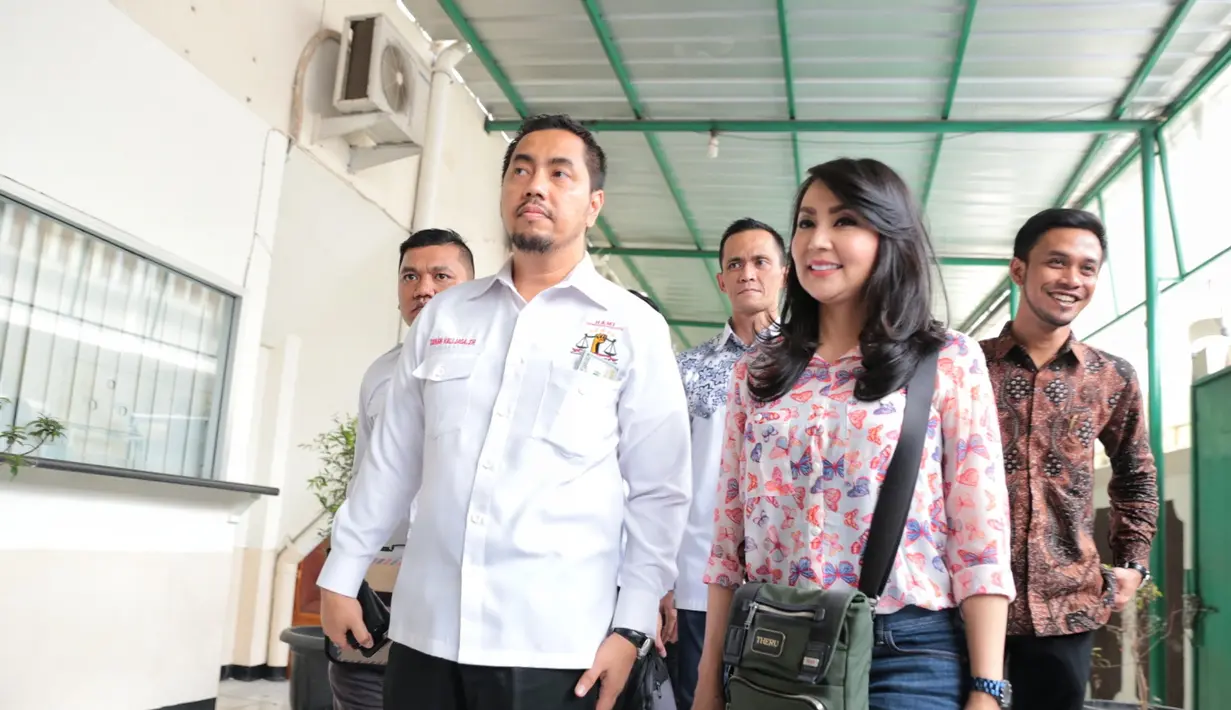 Salah satu alasannya Sandy adalah pingin tahu kabar tersebut. Dengan pembatalan perdamaian tersebut, sidang gugatan hak asuh yang dilayangkan Sandy dilanjutkan. (Adrian Putra/Bintang.com)