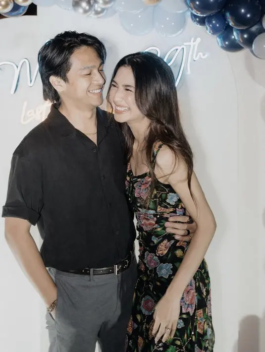 <p>Sementara itu, Deva Mahenra sang suami mengenakan atasan kemeja hitam lengan pendek dipadukan celana panjang abu-abu dan belt hitamnya. [@miktambayong]</p>