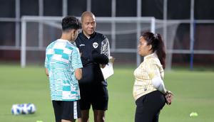 Psikolog Timnas Indonesia U-16, Laksmiari Saraswati (kanan) didampingi pelatih Nova Arianto berbicara dengan Matthew Baker di sela sesi official training di Stadion UNS, Solo, Jawa Tengah, Minggu (30/6/2024) jelang menghadapi Australia dalam laga semifinal Piala AFF U-16 pada Senin (1/7/2024) di Stadion Manahan, Solo. (Bola.com/Abdul Aziz)