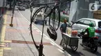 Instalasi kabel yang semrawut terlihat di Jalan Kyai Maja, Kebayoran Baru, Jakarta Selatan, Rabu (11/11/2020). Kurangnya penataan menjadi penyebab instalasi kabel di Ibu Kota kian semrawut sehingga mengganggu kenyamanan serta keselamatan warga. (Liputan6.com/Immanuel Antonius)