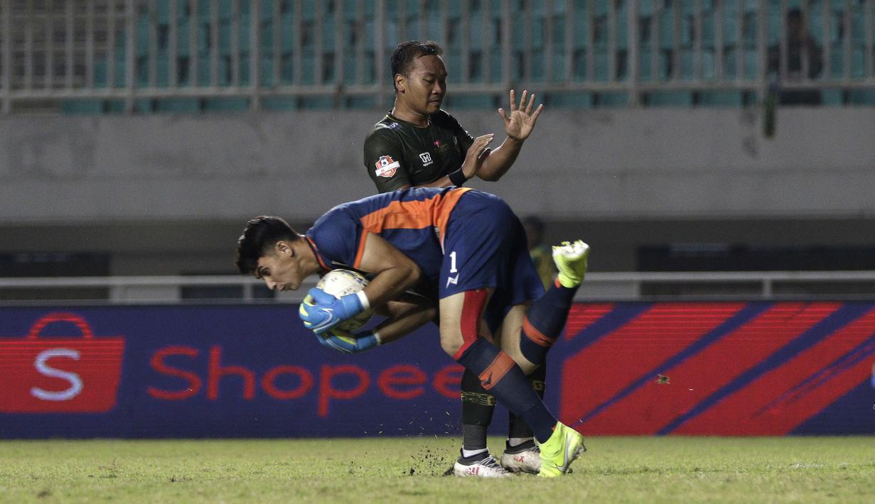 Pada 2016, Nadeo mendapatkan panggilan yang mengubah kariernya. Ia diminta oleh Presiden Borneo FC, Nabil Husein untuk bergabung di klubnya. Nadeo telah mencatatkan 49 penampilan bersama Pesut Etam. (Bola.com/Yoppy Renato)