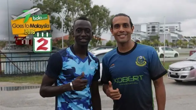 Mantan pemain Persib Bandung, Makan Konate bertemu dengan eks playmaker Arema Cronus, Gustavo Lopez di Terengganu, Malaysia (26/1/2016). Mereka masih menggunakan bahasa Indonesia untuk komunikasi satu sama lain.