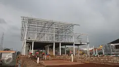 Pekerja menyelesaikan pengerjaan rel Double Double Track (DDT) di lintasan rel kereta api, Cikarang, Jawa Barat, Senin (8/2). Pengerjaan proyek pembangunan rel ganda ini ditargetkan selesai pada 2017. (Liputan6.com/Gempur M Surya)