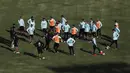 Para pemain Timnas Argentina melakukan latihan jelang laga Kualifikasi Piala Dunia 2022 di La Paz, Bolivia, Senin (12/10/2020). Argentina akan berhadapan dengan Bolivia. (AP Photo/Juan Karita)