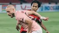 Duel striker Persik Kediri, Youssef Ezzejjari, dan pemain Bali United, Fahmi Al-Ayyubi, dalam laga pembuka BRI Liga 1 2021/2022 di SUGBK Jakarta, 27 Agustus 2021 lalu. (Bola.com/Gatot Susetyo)