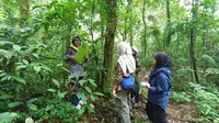 Puluhan pelajar dan mahasiswi saat praktek konservasi alam di TNGGP Kabupaten Sukabumi (Liputan6.com/Istimewa).