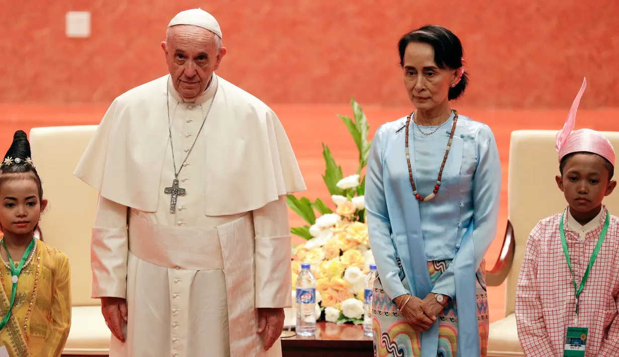 Paus Fransiskus berpose bersama pemimpin de facto Myanmar, Aung San Suu Kyi dalam pertemuan mereka di Naypyitaw, Selasa (28/11). Paus Fransiskus bertemu dengan Suu Kyi untuk membahas mengenai krisis kemanusiaan di Rakhine. (AP Photo/Andrew Medichini)