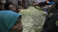 Kedua korban dibacok empat pelaku begal ketika hendak menolong Andrean 24 tahun dan Kholik 27 tahun yang sedang mengendarai sepeda motor.