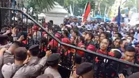 Aksi buruh di Kabupaten Cirebon berujung ricuh karena Bupati Cirebon tak mengeluarkan rekomendasi kenaikan UMK tahun 2022.Foto (tangkapan layar)