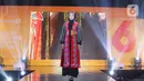 Model membawakan busana rancangan Wignyo saat peragaan busana dalam gelaran Festival 6 2023 di Senayan Park, Jakarta, Minggu (9/7/2023). (Liputan6.com/Faizal Fanani)