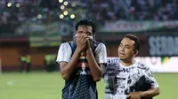 M. Zaenuri menangis seusai Arema kalah dari Madura United di Stadion Gelora Ratu Pamelingan, Pamekasan, Sabtu (21/4/2018). (Bola.com/Iwan Setiawan)