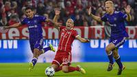 Gelandang Bayern Munchen, Arjen Robben, dijatuhkan gelandang Anderlecht, Andy Najar, pada laga Liga Champions di Stadion Allianz Arena, Munchen, Selasa (12/9/2017). Munchen menang 3-0 atas Anderlecht. (AFP/Guenter Schiffmann)