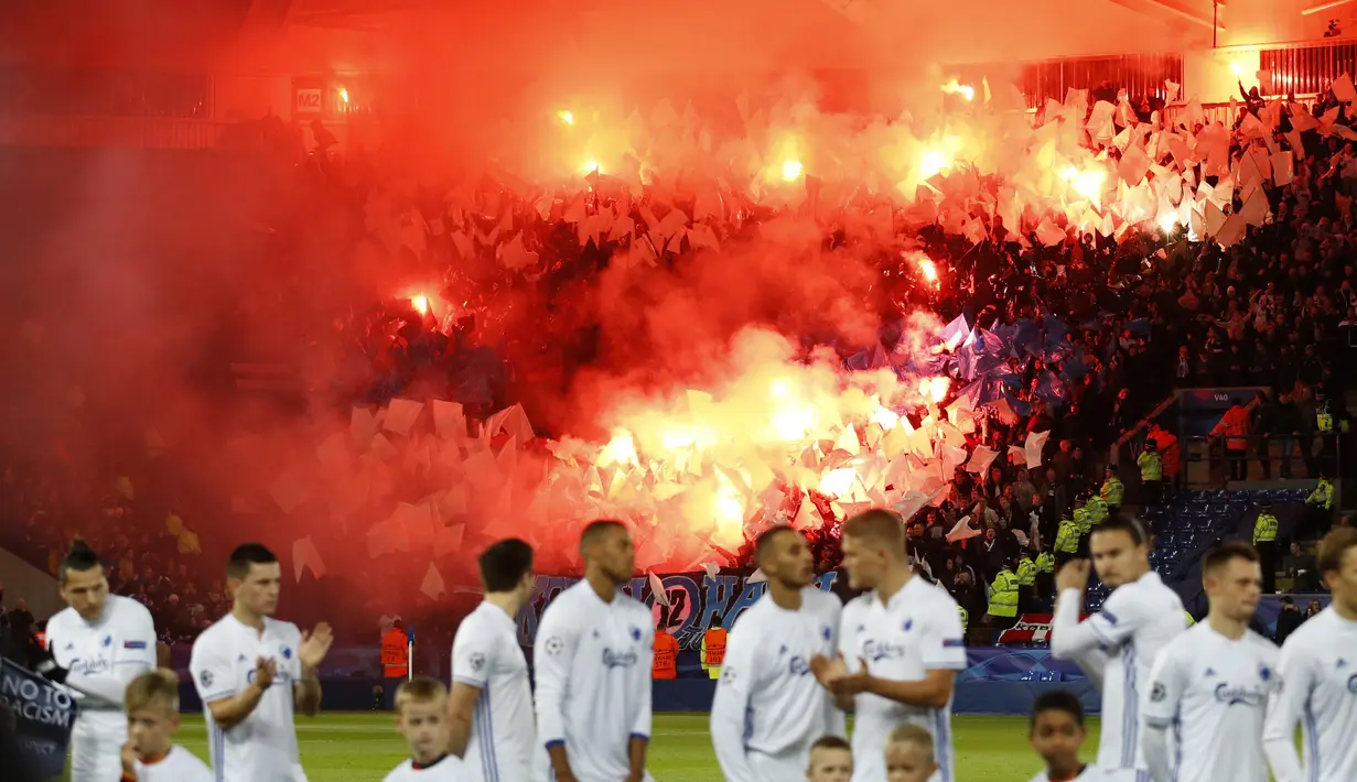 Suporter FC Kopenhagen menyalakan flare saat laga Liga Champions grup G di King Power Stadium, Leicester, Rabu (19/10/2016) dini hari WIB. (Action Images via Reuters/Andrew Boyers)