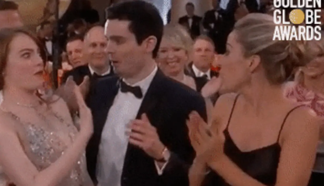 Saat itu mantan kekasih Emma, Andre Garfield juga hadir di ajang bergengsi itu. Tertangkap kamera, Emma yang diumumkan menjadi pemenang sontak memeluk mantannya. Namun hal itu terlihat aneh dan kaku, wajah malu pun terpancar di wajah Emma. (doc.giphy.com)