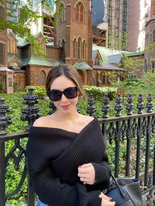 Kenakan outfit off shoulder dan memperlihatkan pundak indahnya, penampilan bintang sinetron Mermaid In Love 2 Dunia ini menawan. Kenakan kacamata hitam yang senada dengan bajunya, Syahra Larez makin stylish. Sering terlihat kenakan kacamata hitam ketika liburan atau hangout, rupanya kacamata merupakan fashion item favorit yang tak boleh ketinggalan untuk mendukung penampilannya. (Liputan6.com/IG/syahralarez_new)