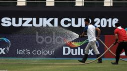 Petugas menyiram lapangan saat  Timnas Indonesia tengah berlatih dan melakukan uji coba  di Philippine Sports Stadium, (18/11/2016).  (Bola.com/Nicklas Hanoatubun)
