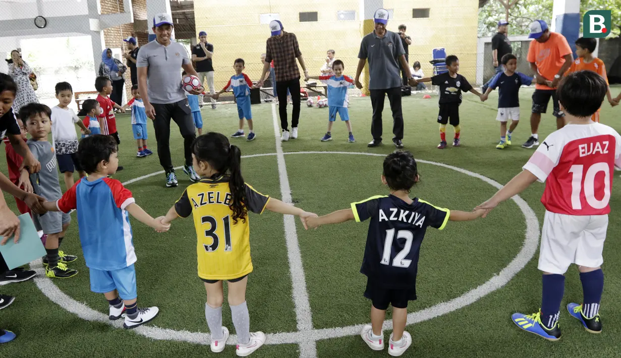 Sejumlah anak mengikuti latihan saat launching Il Capitano Soccer School di Bintaro, Sabtu (27/10/2018). Kehadiran Il Capitano untuk menjaring dan mengasah pesepak bola cilik untuk berprestasi. (Bola.com/M Iqbal Ichsan)